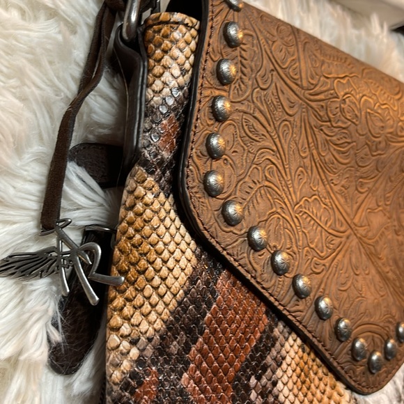 ⭐️M&F Western Angel Ranch Python Messenger Bag Brown - Picture 3 of 16